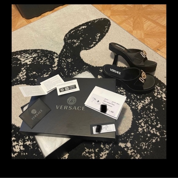Versace Medusa Biggie Crystal Mules. Brand New wTags and Authentication cards. - Picture 8 of 8